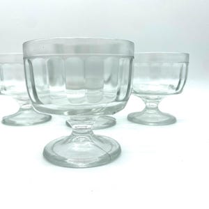 Vintage Klarglas Facettenschliff Optik mit kurzem Sockel Dessert Gläser / Schalen / Mid Century Diner Eisbecher Hostessen Glasbecher