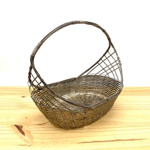 Cesta tejida vintage de los años 50, plateada en lata, para huevos, frutas y pan. Hermosa decoración rústica retro de estilo rústico para cocina y comedor.