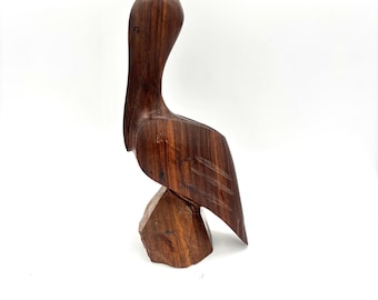 Scultura vintage di una grande gru-pellicano intagliata a mano in legno di ferro di metà secolo, statuetta / scultura di un uccello in legno retrò, decorazione per ufficio, soggiorno, biblioteca