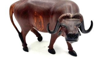 Statuetta vintage di bufalo del Capo in legno di ferro intagliata a mano, stile metà secolo / Scultura retrò di bufalo con corna in legno, decorazione per ufficio e soggiorno