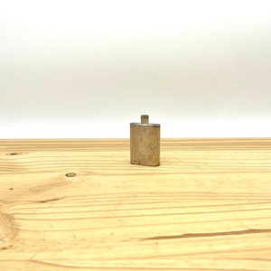 Flacone di profumo e colonia in miniatura con incisione floreale placcato in argento vintage di metà secolo / comò retrò, vanità, bar, decorazione per caverna dell'uomo