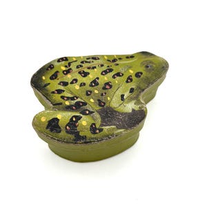 Vintage Painted Green Frog Toad Shape Cardboard Gift Trinket Jewelry Box Container / Retro Amphibian Animal Small Compartment Canister