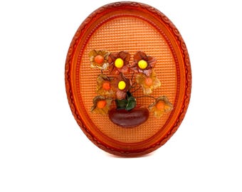 Vintage funky oranje bloemboeket Lucite acryl grote ovale fotolijst plaquette / retro bloemen schattig kitscherig decor display kunst aan de muur