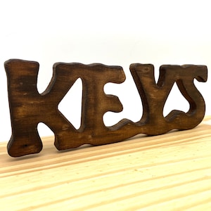 Kit de perchero rústico para colgar con ganchos dorados y letras de madera vintage / Decoración retro de madera peculiar y kitsch para puerta de entrada