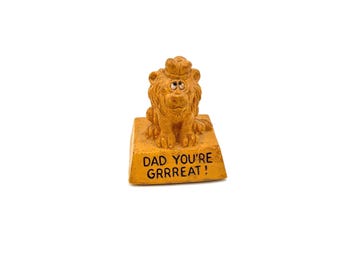 Vintage 70s Lion Dad Greatest Statue Russ Berrie Co Silly Figurine Shelf Sitter / Retro Small Homeware Decor Gag Funny Gift