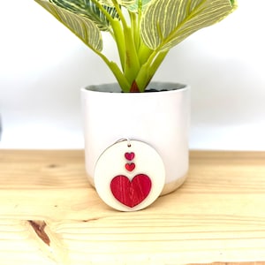 Enfeite de madeira personalizado com corações ombre para a família, para a mãe e o pai / Presente exclusivo de feriado feito à mão para o dia dos namorados / Decoração rústica comemorativa personalizada de amor