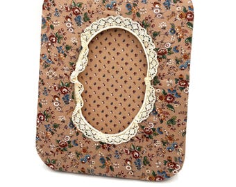 Cornice portafoto vintage con motivo floreale a piccoli fiori, beige, blu e bianco, con nastro di pizzo e tessuto imbottito / Cornice da tavolo retrò anni '90 in stile cottagecore femminile con fiori
