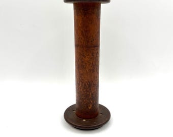 Vintage industriële fabriekskaarsenhouder van hout met metalen rand voor garenklos, geschikt als eettafeldecoratie / unieke kandelaar in mid-century modern (MCM) stijl.