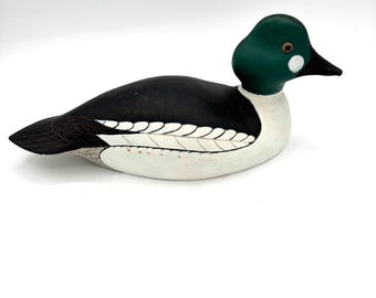 Richiamo per anatre marine maschio color giallo ocra, dipinto a mano in legno vintage, bianco e nero / Statuetta decorativa di uccello acquatico in stile folk art anni '80.