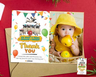 Puede incluir: Una tarjeta de agradecimiento con una imagen de dibujos animados de Shaun el Cordero y sus amigos. La tarjeta tiene un fondo de confeti colorido y el texto "Oh what a treat, it's Shaun the Sheep." y "Thank You". La tarjeta también incluye una foto de una niña pequeña con un sombrero amarillo sosteniendo una fruta amarilla.