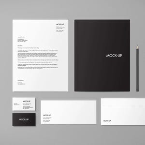 Puede incluir: Un conjunto de papelería simulada sobre un fondo gris. El conjunto incluye un membrete blanco, un cuaderno negro, un teléfono inteligente, un lápiz, una unidad USB, tarjetas de visita y sobres. El texto "MOCK-UP" es visible en varios elementos.