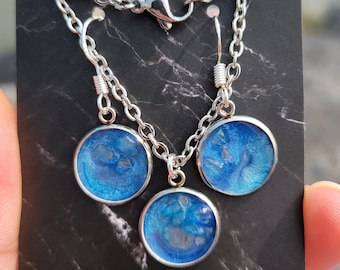 Conjunto personalizado de pendientes colgantes y collar de resina epoxi azul y plata de ley y acero inoxidable.
