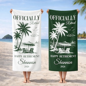 Könnte beinhalten: Zwei Strandtücher, eines weiß und eines dunkelgrün, werden vor einem Strandhintergrund gehalten. Jedes Tuch zeigt ein Palmen-Design mit den Worten "OFFICIALLY Retired", "HAPPY RETIREMENT", dem Namen "Shannon" und dem Jahr "2026".