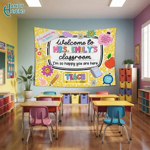 Puede incluir: Una pancarta de bienvenida amarilla para el aula con ilustraciones coloridas y el texto "Bienvenido al aula de la Sra. Emily. Estoy muy contenta de que est&eacute;s aqu&iacute;. Ense&ntilde;ar."