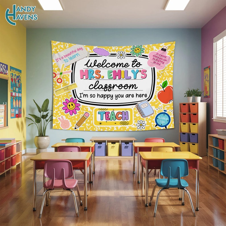 Puede incluir: Una pancarta de bienvenida amarilla para el aula con ilustraciones coloridas y el texto "Bienvenido al aula de la Sra. Emily. Estoy muy contenta de que est&eacute;s aqu&iacute;. Ense&ntilde;ar."