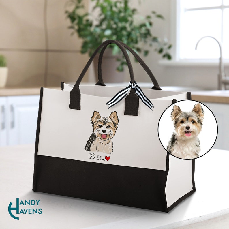 K&ouml;nnte beinhalten: Wei&szlig;e und schwarze Einkaufstasche mit einer personalisierten Illustration eines Yorkshire Terrier Hundes mit dem Namen "Bella" in Kursivschrift und einem roten Herzen.