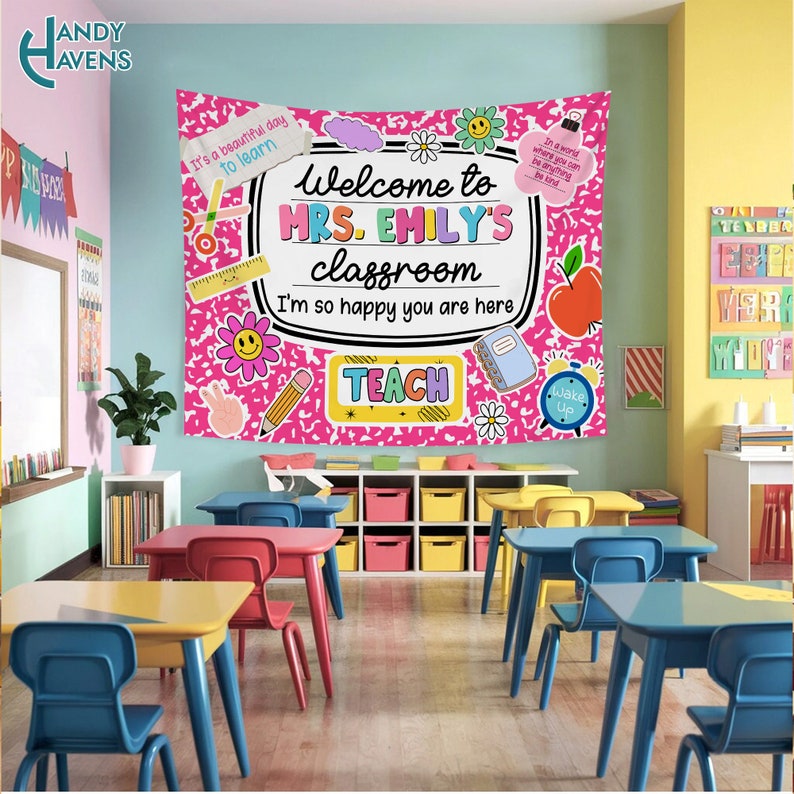 Puede incluir: Un banner de aula rosa con ilustraciones coloridas y el texto "Bienvenido a la clase de la Sra. Emily. Estoy muy contenta de que est&eacute;s aqu&iacute;. Ense&ntilde;ar."