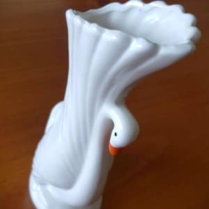 Vintage White Swan Ceramic Vase – Sculpted Bird Tail Design