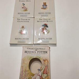 Puede incluir: Una colección de libros de Beatrix Potter, incluyendo "The Tale of Jemima Puddle-Duck", "The Tale of Tom Kitten", "The Tailor of Gloucester" y "The Tale of Benjamin Bunny". El conjunto también incluye un estuche titulado "Collect the World of Beatrix Potter".