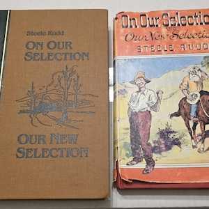 Könnte beinhalten: Zwei alte Bücher mit dem Titel "On Our Selection" von Steele Rudd. Ein Buch hat einen braunen Einband mit einer Landschaftsillustration und dem Titel in geprägten Buchstaben. Das andere Buch hat einen farbenfrohen Einband mit Illustrationen von Personen und einem Pferd.
