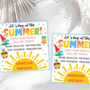 Könnte beinhalten: Zwei quadratische Karten mit Sommerthema, mit dem Text "Let's hang out this SUMMER!" und Kontaktinformationen. Die Karten zeigen farbenfrohe Grafiken einer Welle, einer Ananas und eines Eis am Stiel. Der Name "Sabrina Wright" ist auf einer Sonnengrafik.