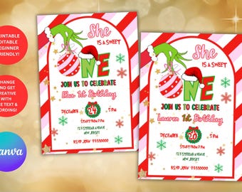 Può includere: Due inviti per feste di compleanno a tema Grinch. Gli inviti presentano uno sfondo a righe rosse e bianche, la mano di Grinch che tiene un ornamento e il testo "She is a sweet ONE".