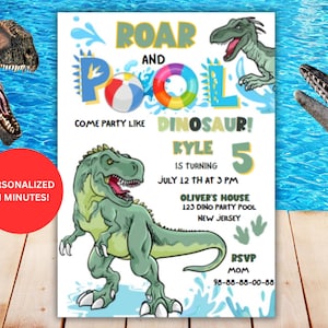 Peut inclure: Invitation de fête d'anniversaire sur le thème des dinosaures avec le texte "Roar and Pool". L'invitation comprend une illustration de dinosaure de dessin animé, un ballon de plage et des détails de la fête. Personnalisé pour Kyle, 5 ans.