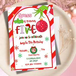 Op de afbeelding: Een feestelijke uitnodiging voor Angela's 5e verjaardag, met een Grinch-thema. De uitnodiging bevat de tekst "Raad eens wie VIJF wordt" met een rood-witte gestreepte rand, sneeuwvlokken en een kerstversiering. De datum is 24 december.