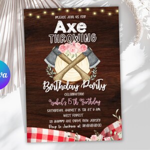 Op de afbeelding: Uitnodiging voor een verjaardagsfeestje met bijlwerpen, tegen een achtergrond met houteffect. Het ontwerp bevat gekruiste bijlen, bloemelementen en de tekst "Axe Throwing Birthday Party".