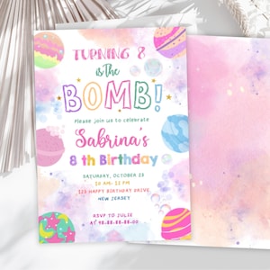 Pode incluir: Um convite de aniversário colorido com o texto "TURNING 8 is The BOMB!" e "Sabrina's 8th Birthday". O design inclui planetas e estrelas em aquarela. O convite também inclui a data, hora e local da festa.