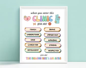 Puede incluir: Una impresión enmarcada con borde blanco, que presenta texto e ilustraciones coloridas. Las palabras "CLINIC" y "YOU ARE" son prominentes, con una lista de atributos positivos como "TOUGH" y "BRAVE". También se incluye la frase "THE REASON WHY I AM HERE".