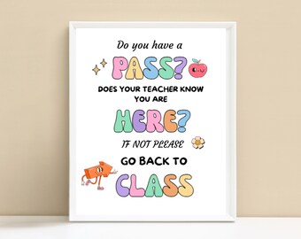 Puede incluir: Una impresión enmarcada con el texto "Do you have a PASS?" en letras coloridas de estilo retro. La impresión incluye ilustraciones de una manzana, estrellas y una flor, con las palabras "DOES YOUR TEACHER KNOW YOU ARE HERE? IF NOT PLEASE GO BACK TO CLASS."
