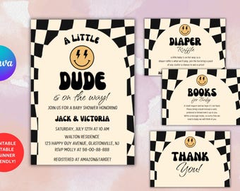 Op de afbeelding: Een set van vier afdrukbare babyborrelkaarten met een geruite zwart-witte achtergrond. De kaarten bevatten een glimlachend gezicht met bliksemschichten voor ogen en de tekst "A Little Dude is on the Way!"  "Diaper Raffle", "Books for Baby", en "Thank You!"