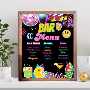 Könnte beinhalten: Ein gerahmtes Bar-Menü mit schwarzem Hintergrund und farbenfrohen Grafiken. Die Speisekarte listet kalte Getränke, Alkohol und Kaffee auf. Das Design umfasst eine Discokugel, Sonnenbrille, Kopfhörer und ein Smiley-Gesicht.