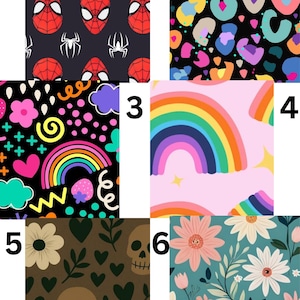Pu&ograve; includere: Una collezione di sei modelli di tessuto. Il primo presenta volti di Spider-Man e simboli di ragno su sfondo scuro. Il secondo ha macchie di leopardo colorate. Il terzo ha un arcobaleno e altre forme stravaganti. Il quarto ha arcobaleni su sfondo rosa. Il quinto ha teschi e fiori. Il sesto ha motivi floreali.
