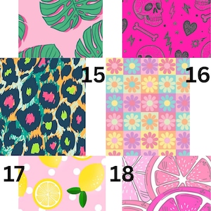 Pu&ograve; includere: Una collezione di motivi colorati, tra cui uno sfondo rosa con foglie di monstera verdi, uno sfondo rosa acceso con teschi e ossa e un motivo leopardato in blu, rosa e giallo.