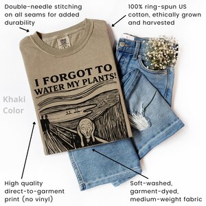Peut inclure: T-shirt kaki avec l'inscription "I FORGOT TO WATER MY PLANTS!" et un motif inspir&eacute; de Le Cri. Fabriqu&eacute; en coton doux, de poids moyen et teint en v&ecirc;tement. Il pr&eacute;sente des coutures &agrave; double aiguille et une impression directe sur v&ecirc;tement de haute qualit&eacute;.