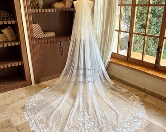 Sequined Floral Lace Wedding Veil, Cathedral Bridal Veil, One Tier Ivory Tulle Veil with Comb, Vintage Boho Lace Veil for Bride