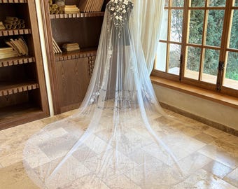Vintage Mantilla Wedding Veil, Cathedral Floral Lace Veil with Comb, Boho Bridal Drop Veil, Elegant Long Wedding Veil