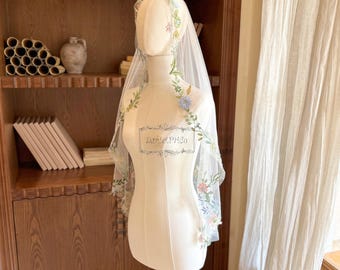 Wildflower Lace Mantilla Wedding Veil with Comb, Floral Bridal Veil, Fingertip Drop Veil, Full Lace Edge Wedding Veil, Green Leaf Veil