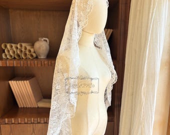 Vintage Floral Lace Mantilla Wedding Veil with Comb, Elegant Cathedral Length Bridal Veil, Boho Lace Veil, Floral Bridal Accessory