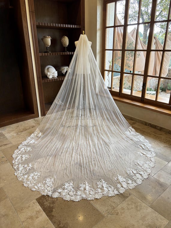 Floral Lace Wedding Veil With Comb, Flower Lace Edge Veil  display picture 2