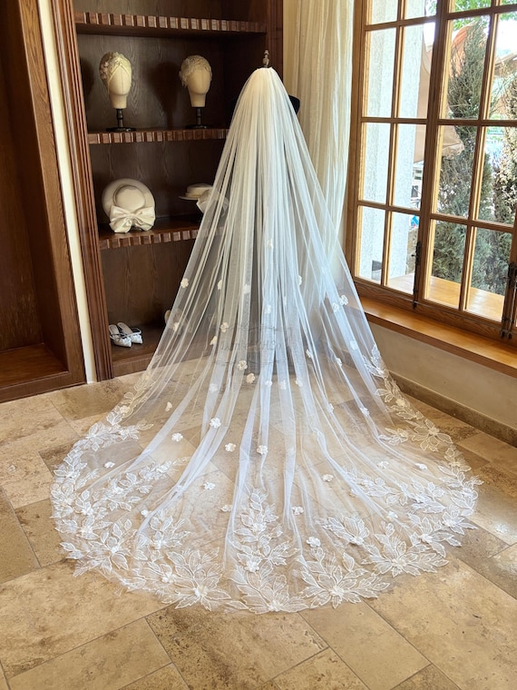 Floral Lace Wedding Veil, Elegant 3D Flower Bridal Veil  display picture 1