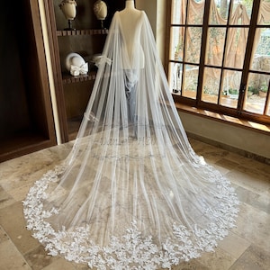 Elegant Bridal Cape Veil, Floral Lace Wedding Cape, Classic Cathedral Cape Veil with Pins, Bridal Shoulder Cape, Vintage Cape Veil,Lace Cape