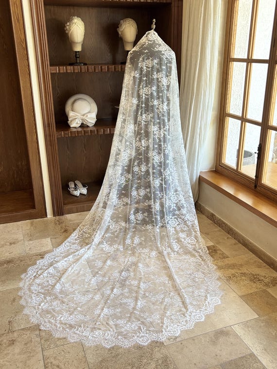 Vintage Lace Mantilla Wedding Veil With Three Hair Clip  display picture 1