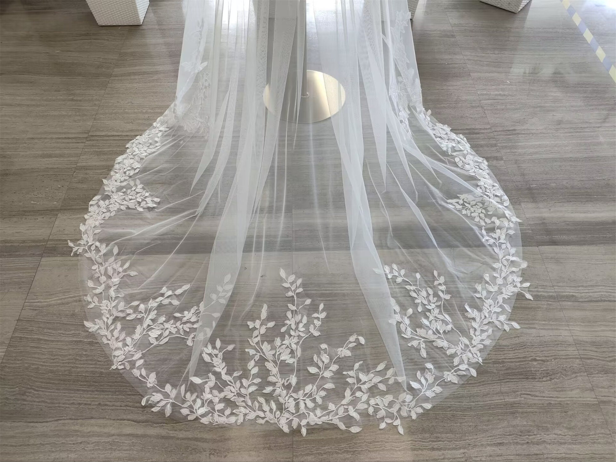 Velo da sposa lungo in maglia e pizzo versatile con pettine e