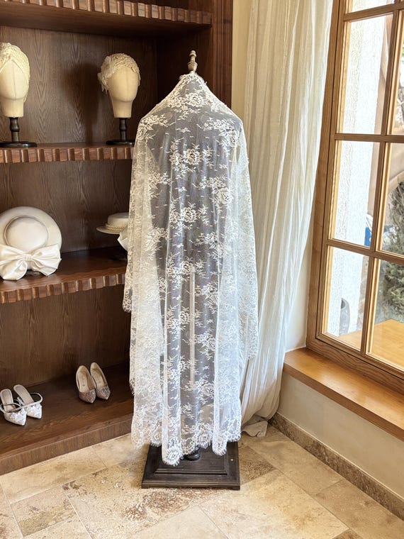 Floral Lace Short Wedding Veil Simple 1 tier corded embroidery floral lace edge short  main image 4