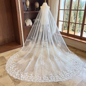 White Flower Lace Wedding Veil with Pearl, Retro Cathedral Wedding Veil, Flower Lace Bridal Veil, Lace Chapel Veil,Soft Tulle Veil with Comb