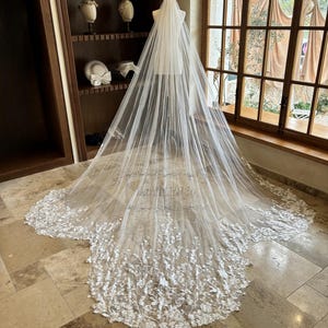 Elegant Leaf Lace Wedding Veil, Ivory Cathedral Veil, Floral Lace Bridal Veil, Irregular Hem Veil, Vintage Flower Veil, Floral Lace Veil