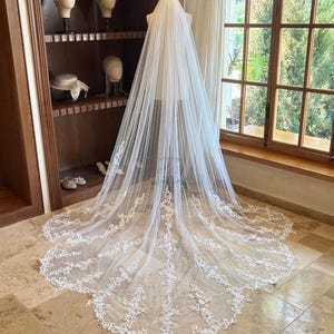 Boho Lace Wedding Veil, Lace Irregular Hem Veil, Scattered Pearl Bridal Veil, Vintage Cathedral Veil, Lace Veil with Comb, Elegant Veil